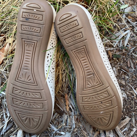 White Mtn women’s flats size 8 Color Creme - Picture 4 of 5